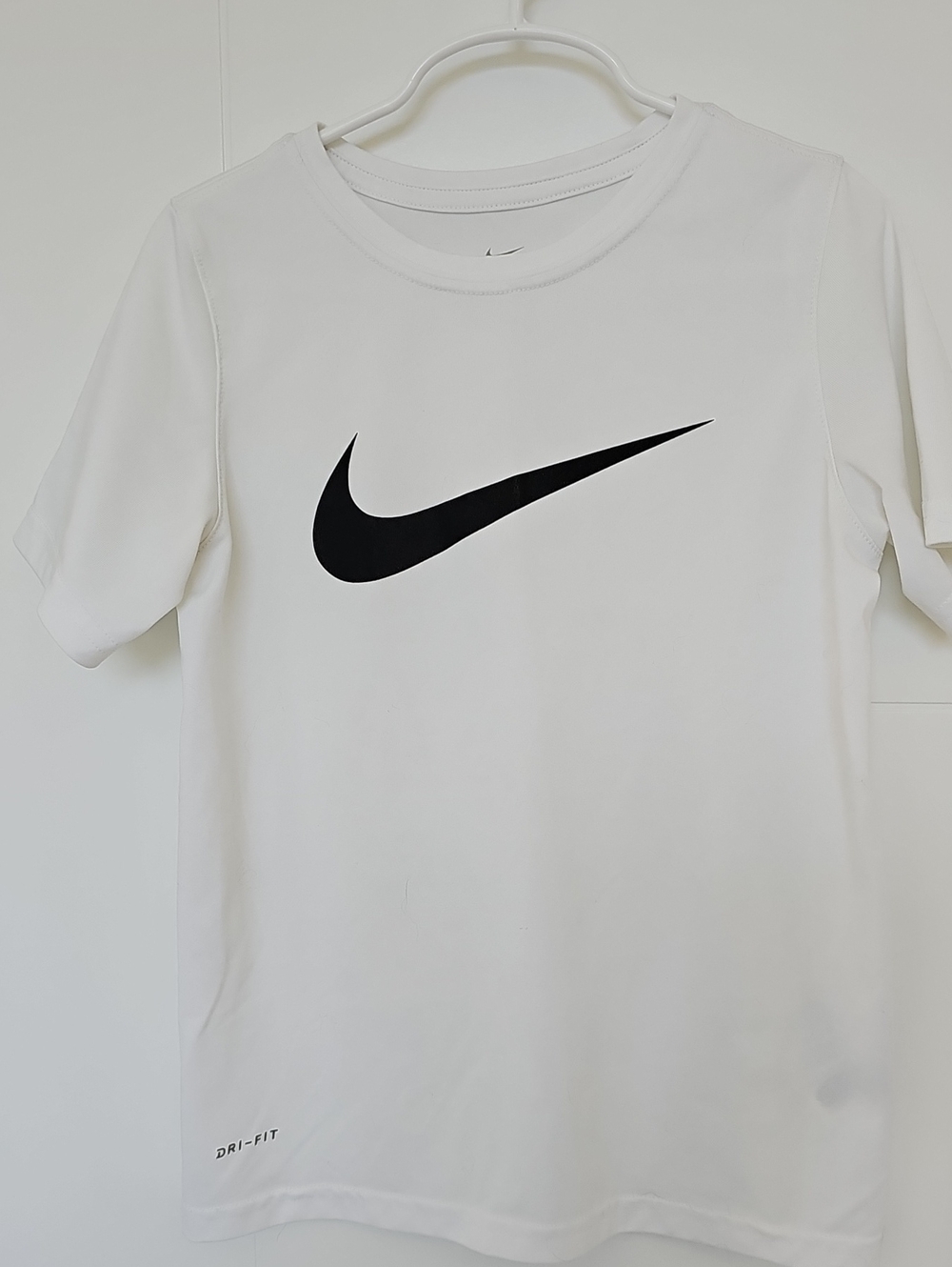 Nike Dri Fit Short Sleeve White Tee w/Black Swoosh Logo Boys Sz Small